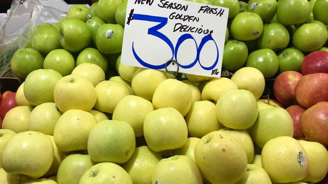 Damaged locally grown pears and apples being sold at the Adelaide Central Market. Picture: Katrina Stokes.