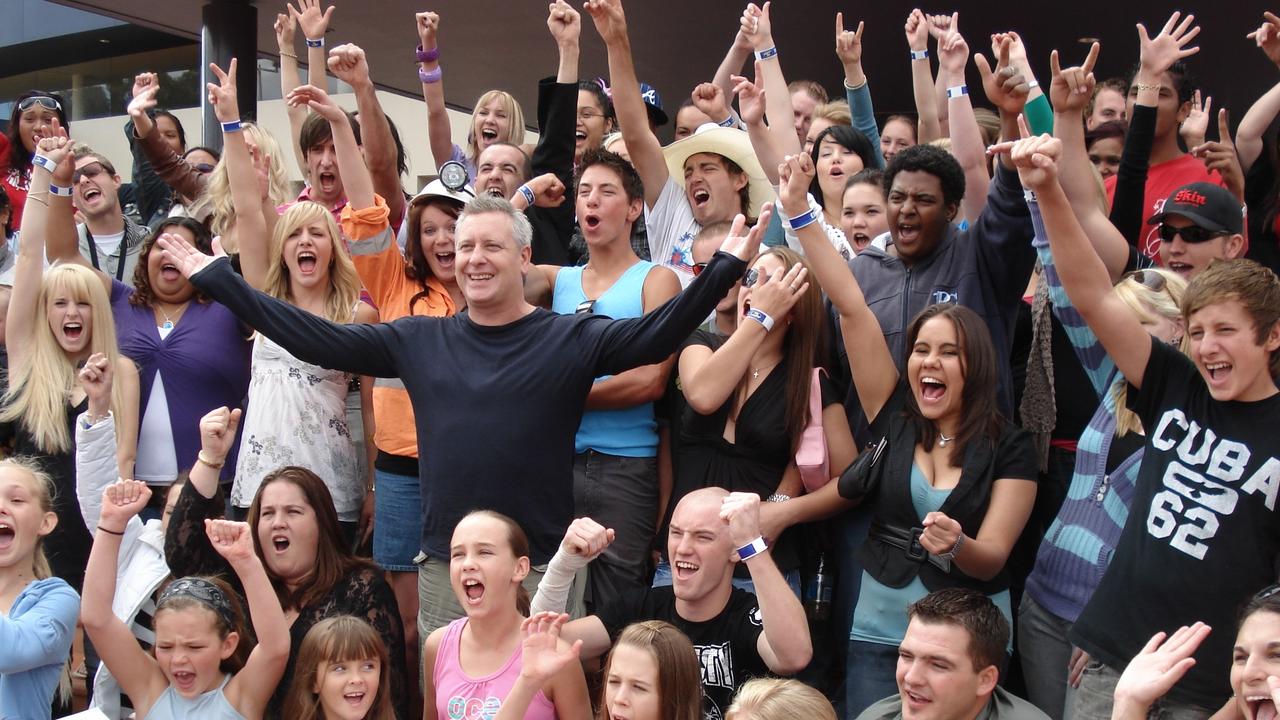 Dicko surrounded by contestants in Kalgoorlie in 2007.