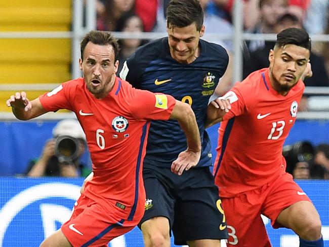 Australia's forward Tomi Juric (C) vies with Chile's midfielder Jose Fuenzalida (L) and Chile's defender Paulo Diaz during the 2017 Confederations Cup group B football match between Chile and Australia at the Spartak Stadium in Moscow on June 25, 2017. / AFP PHOTO / Kirill KUDRYAVTSEV