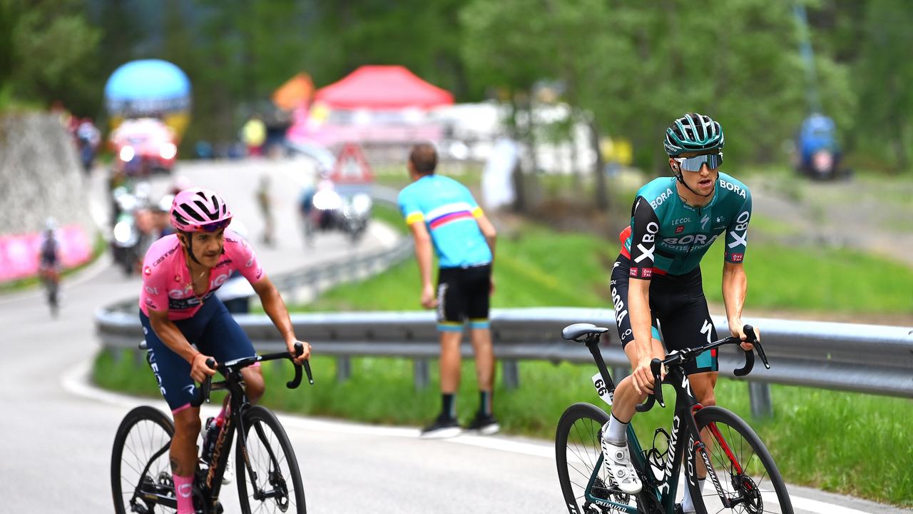 PASSO FEDAIA, ITALY – MAY 28: (L-R) Richard Carapaz of Ecuador and Team INEOS Grenadiers Pink Leader Jersey and Jai Hindley of Australia and Team Bora – Hansgrohe compete during the 105th Giro d'Italia 2022, Stage 20 a 168km stage from Belluno to Marmolada – Passo Fedaia 2052m / #Giro / #WorldTour / on May 28, 2022 in Passo Fedaia, Italy. (Photo by Tim de Waele/Getty Images)