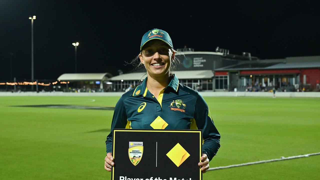 MACKAY, AUSTRALIA - SEPTEMBER 22: Ashleigh Gardner of Australia poses after being awarded Player of the Match during game two of the Women's T20 International Series between Australia and New Zealand at Great Barrier Reef Arena on September 22, 2024 in Mackay, Australia. (Photo by Albert Perez/Getty Images)