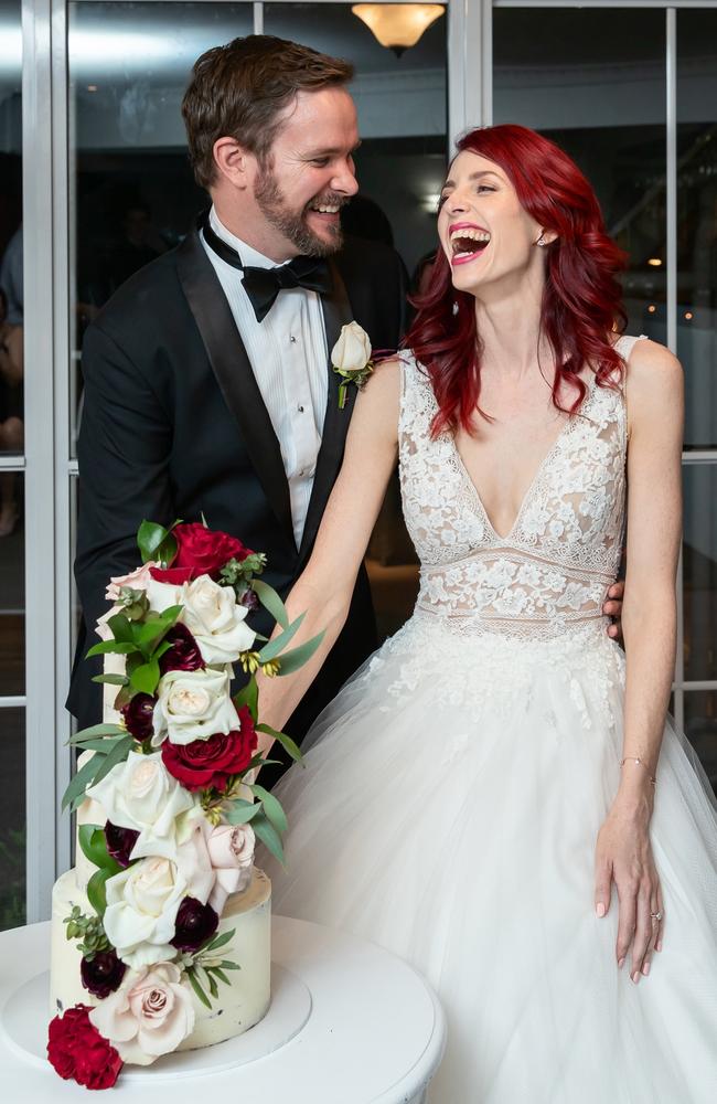 Good trim: Katherine O’Reilly & Gregory Reedman cut the cake (Sunshine Coast Wedding Photographer Ben Connolly)