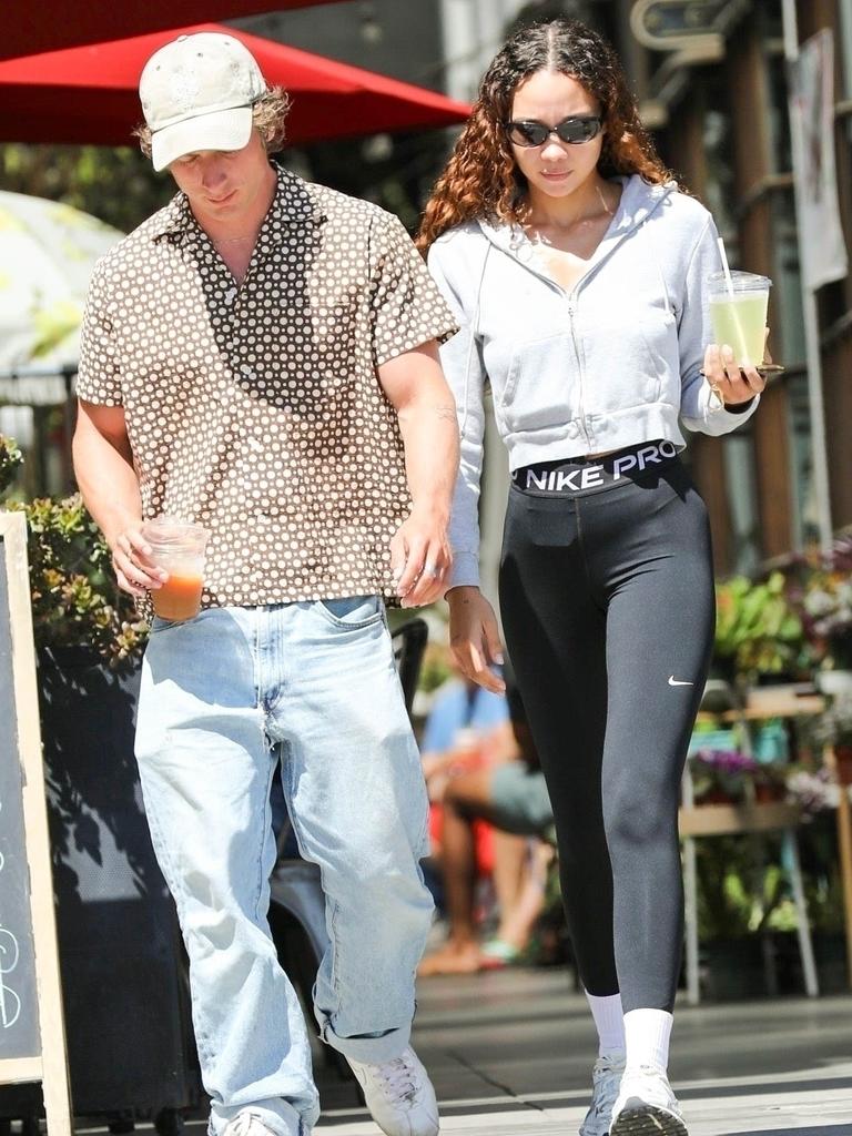 Jeremy Allen White has been spotted kissing Ashley Moore | news.com.au