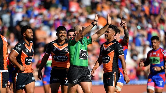 Tyrone Peachey (C) is sent to the sin bin. NRL Imagery