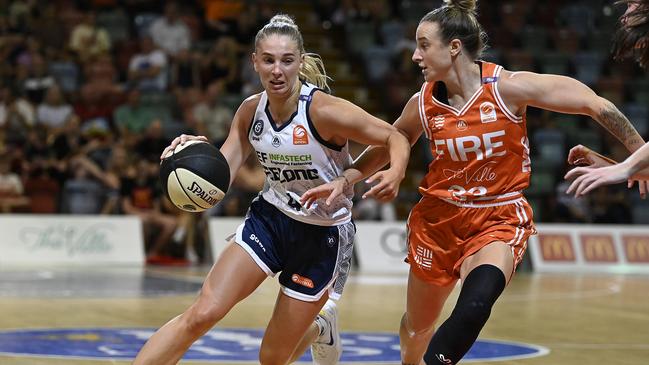 Jaz Shelley drives to the basket under pressure. Picture: Ian Hitchcock/Getty Images