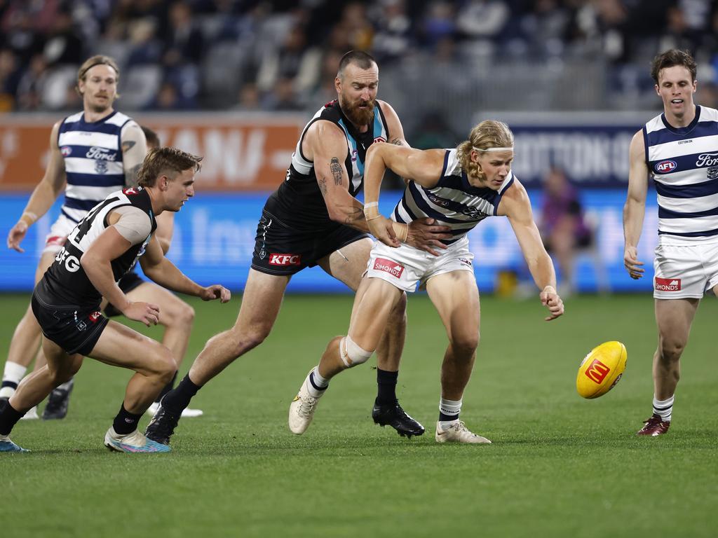 Sam De Koning leads Charlie Dixon to the ball. Picture: Darrian Traynor/Getty Images