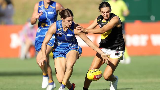 Belinda Smith and Monique Conti go head-to-head in Round 7. Picture: Will Russell/AFL Photos