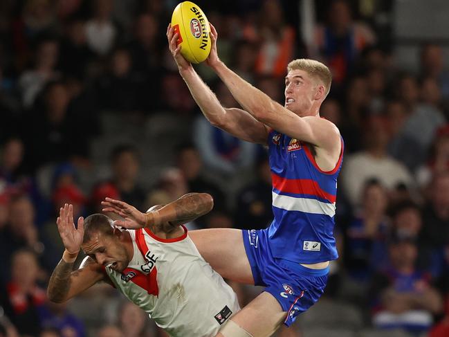 English makes his mark on Lance Franklin.