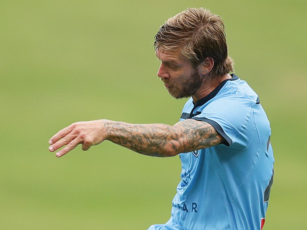 Sydney hold off Nix, and Roar show power