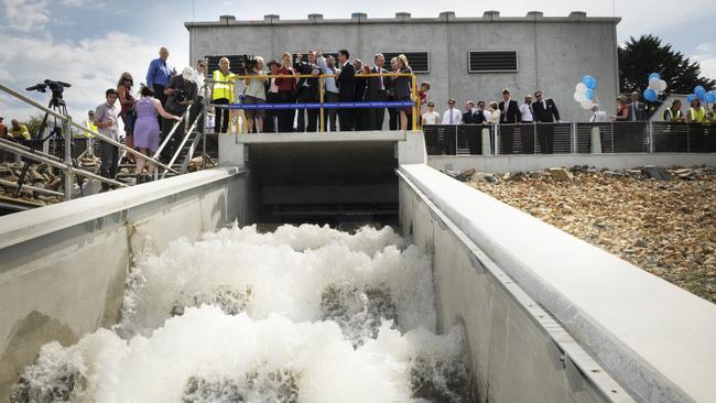 Mellbourne’s three water retailers are being handed 75,000 megalitres that could be sold to the Commonwealth for $750m, given its 12 years since any of that water flowed down the North-South pipeline (pictured) to Sugarloaf Dam.