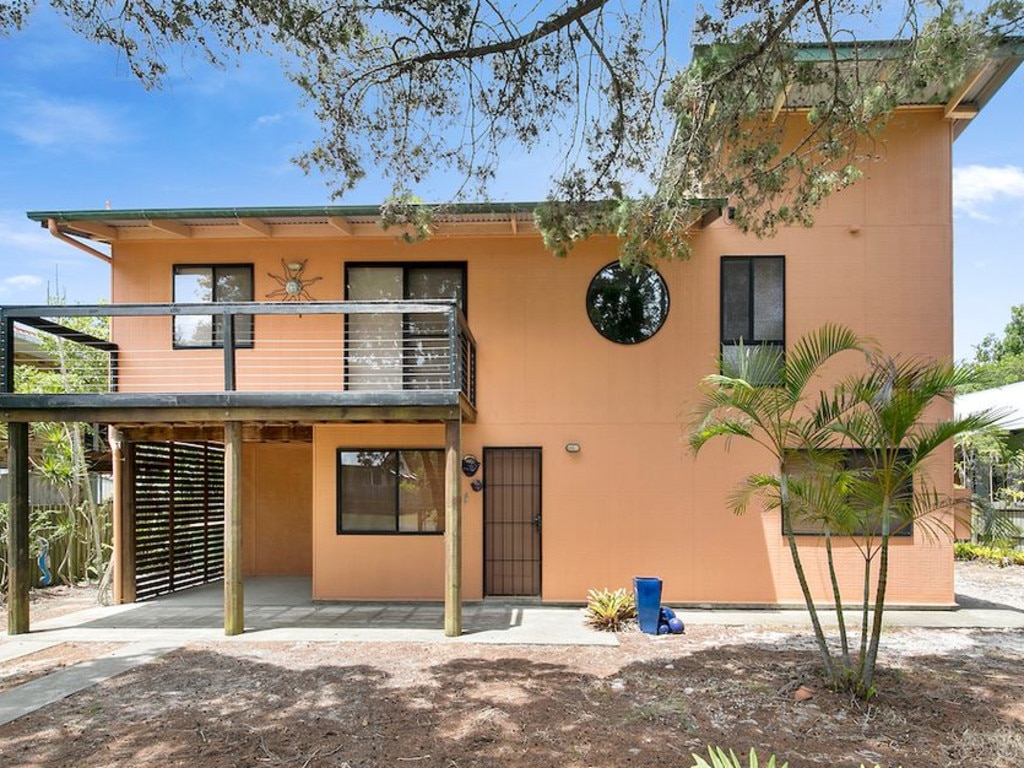 Enjoy Flinders Beach nearby or cash in on the self-contained apartment downstairs.