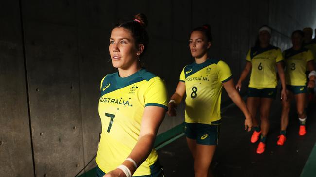 Charlotte Caslick of Team Australia prepares to take the field with teammates in the match between Team Australia and Team United States during the Rugby Sevens on day eight of the Tokyo 2020 Olympic Games at Tokyo Stadium on July 31, 2021 in Chofu, Tokyo, Japan. (Photo by Dan Mullan/Getty Images)