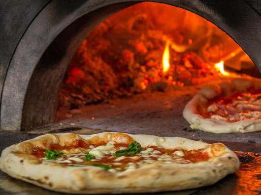 picture of a real pizza oven in one of the most famous pizzerias of Napoli