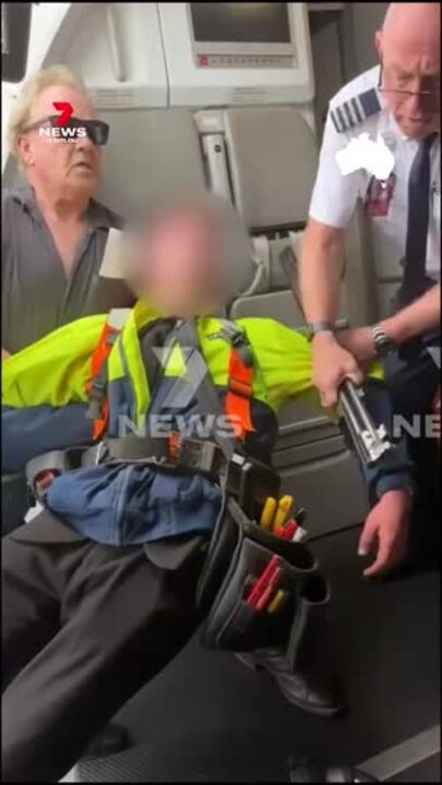 Dramatic footage of gunman arrested at Avalon Airport