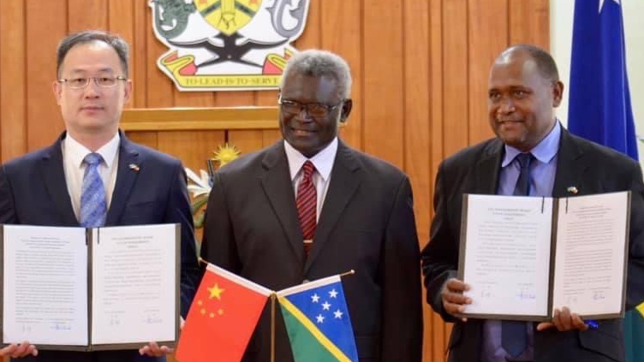 Chinese ambassador to Li Ming with Solomon Islands Prime Minister Manasseh Sogavare (centre).