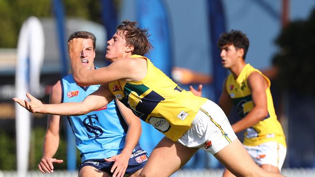 Jack Hayes handballs. Picture: TAIT SCHMAAL.