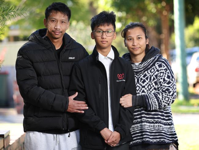 Benjamin Phikhohpoom (centre) with parents Kirati Phikhohpoom and Wannisa Srichan. Picture: David Caird