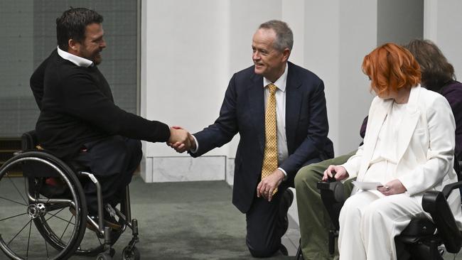 Bill Shorten welcomes Kurt Fearnley ahead of his valedictory speech. Picture: NewsWire / Martin Ollman