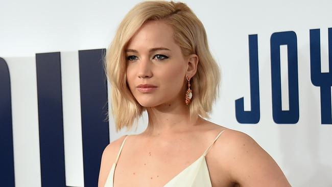 Jennifer Lawrence Braless Outfits: Photos of Her Without a Bra