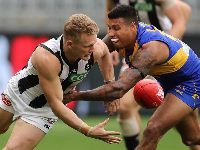 PERTH, AUSTRALIA - JULY 26: Adam Treloar of the Magpies and Tim Kelly of the Eagles contest for the ball during the round 8 AFL match between the West Coast Eagles and the Collingwood Magpies at Optus Stadium on July 26, 2020 in Perth, Australia. (Photo by Paul Kane/Getty Images)