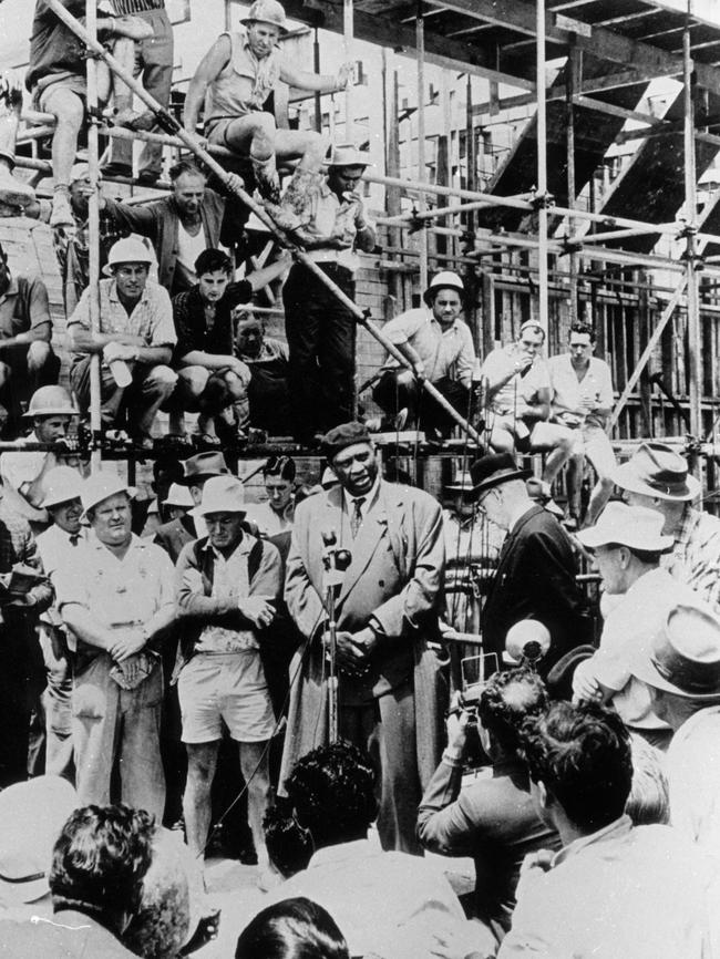 Robeson sings to Sydney Opera House construction workers in 1960. Picture: Sydney Opera House