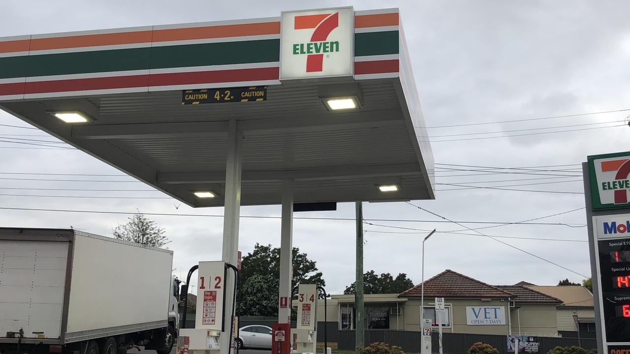 Servo employee traps offender in attempted armed holdup