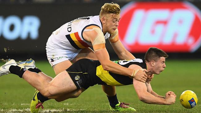 Hugh Greenwood puts pressure on Richmond young gun Jack Higgins. Picture: Quinn Rooney/Getty Images