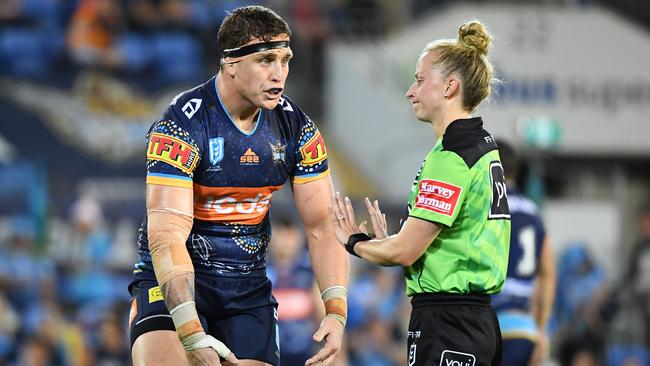 Jarrod Wallace argues with referee Belinda Sharpe. Picture: AAP Image/Dave Hunt