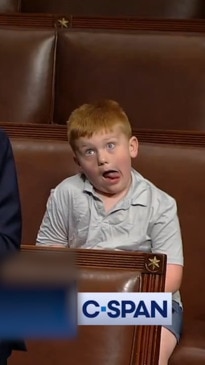 Kid pulls faces behind politician father's Trump speech