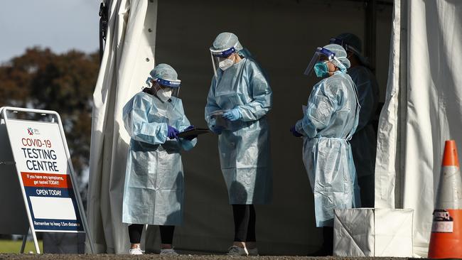 Health workers at a pop-up COVID-19 test site in Clyde.