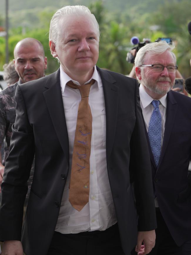 Kevin Rudd and Julian Assange. Picture: Samantha Salamon