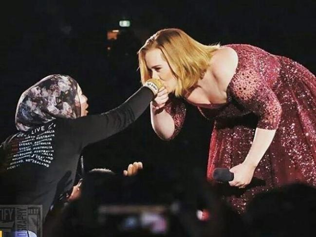 Adele kisses the hand of an emotional fan, Picture: @SholkamyRanaa