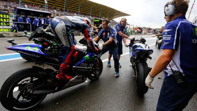 Lorenzo switched to slicks on Lap 8.