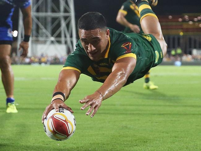 DARWIN, AUSTRALIA - NOVEMBER 17:  Valentine Holmes of Australia scores a try during the 2017 Rugby League World Cup Quarter Final match between Australia and Samoa at Darwin Stadium on November 17, 2017 in Darwin, Australia.  (Photo by Mark Metcalfe/Getty Images)