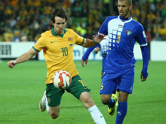 MELBOURNE, AUSTRALIA - JANUARY 09: Robbie Kruse of Australia is chased by Fahad Alhajeri of Kuwait during the 2015 Asian Cup match between the Australian Socceroos and Kuwait at AAMI Park on January 9, 2015 in Melbourne, Australia. (Photo by Robert Cianflone/Getty Images)