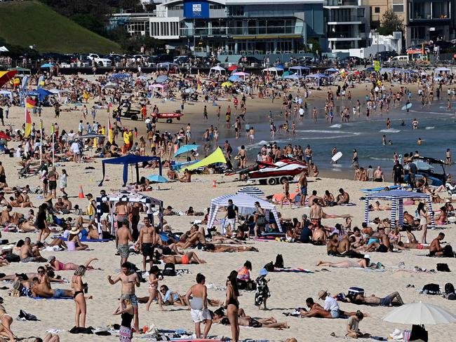 SYDNEY, AUSTRALIA - NewsWire Photos, OCTOBER, 9, 2021: Crowds of people gather at Bondi Beach in Sydney. NSW will ease some COVID-19 restrictions, including opening restaurants/pubs, hairdresser and retail stores, after the state reached 70% double vaccination status. Picture: NCA NewsWire/Bianca De Marchi