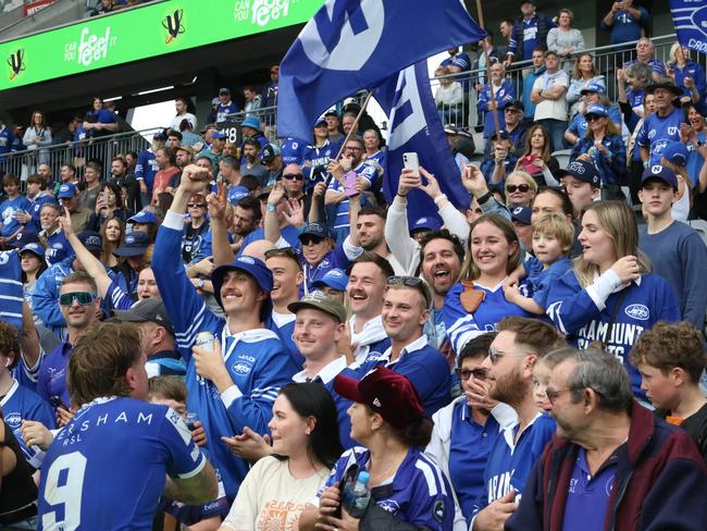 Jets supporters enjoy a moment. Picture Warren Gannon Photography