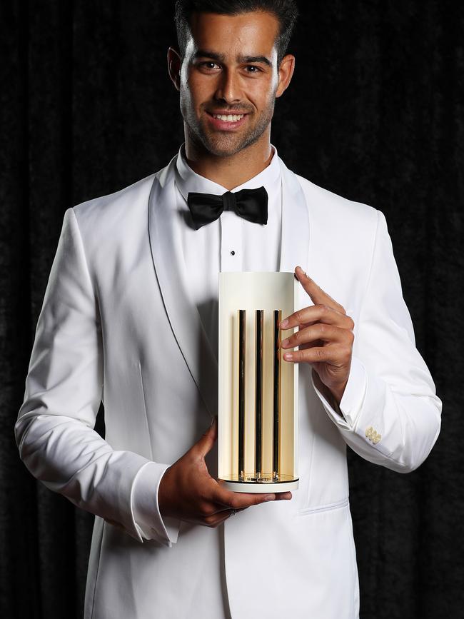 Agar poses with the Bradman Young Cricketer of the Year award for 2019-20.