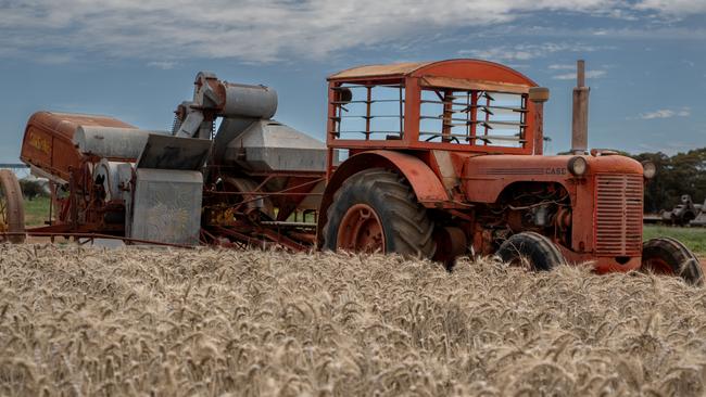 The LA Case tractor coupled to a 1950 Sunshine no.4 Header. Picture: Kerry McFarlane