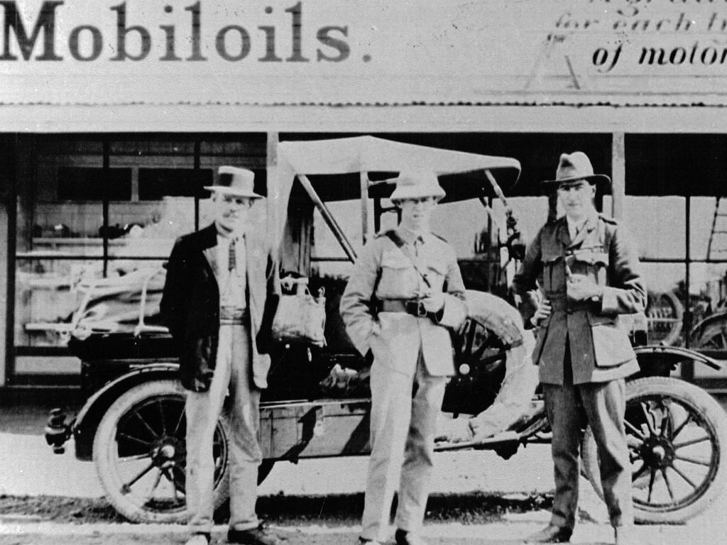 Paul McGinness (centre) and Hudson Fysh (right) with driver George Gorham at Longreach, ahead of a mission to survey Northern Australia for suitable airstrips.