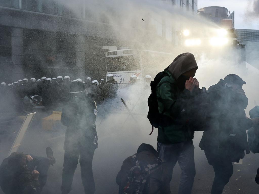 Police used water canons to disperse demonstrators during the demonstration.