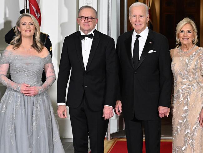 TOPSHOT - US President Joe Biden (2nd R) and First Lady Jill Biden (R) pose with  Australia's Prime Minister Anthony Albanese  (2nd L) and Jodie Haydon, partner of Albanese, as they arrive for a State Dinner at the North Portico of the White House in Washington, DC on October 25, 2023. (Photo by SAUL LOEB / AFP)