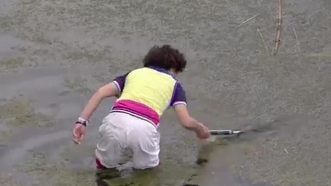 Li Haotong's mother wades in to retrieve his broken putter.