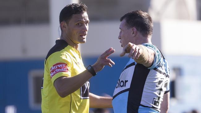 Paul Gallen questions referee Henry Perenara.