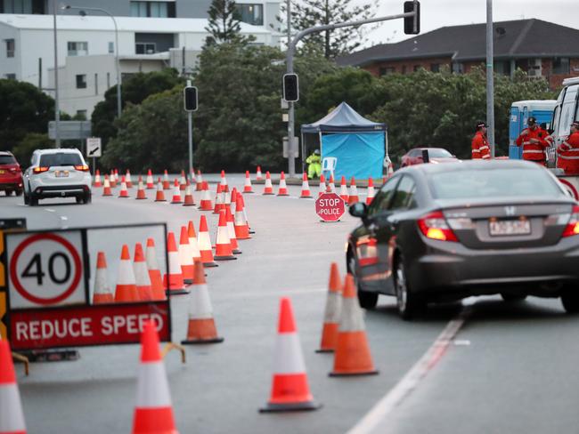 Police check cars as they cross the border into Queensland. Picture: Nigel Hallett