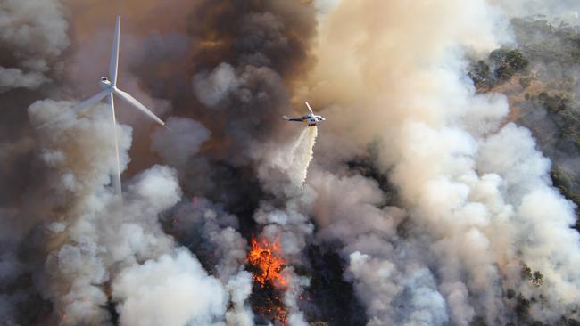 Firefighting aircraft take on the fire at Buangor on Thursday afternoon. Photo: Wayne Rigg - FRV