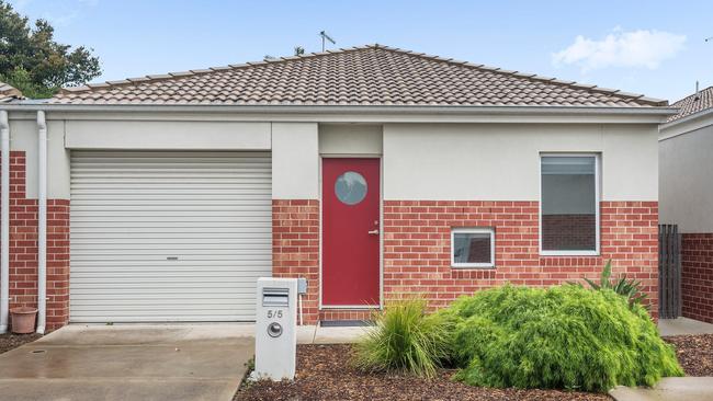 5/5 Oxford St, Whittington, is advertised for $390 per week through Maxwell Collins.