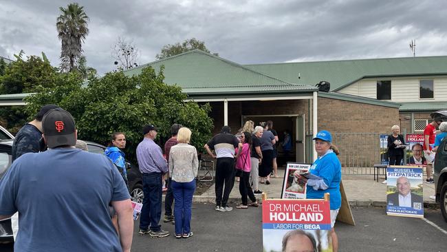 Line up of voters at Batemans Bay. Picture: Tom McGann.