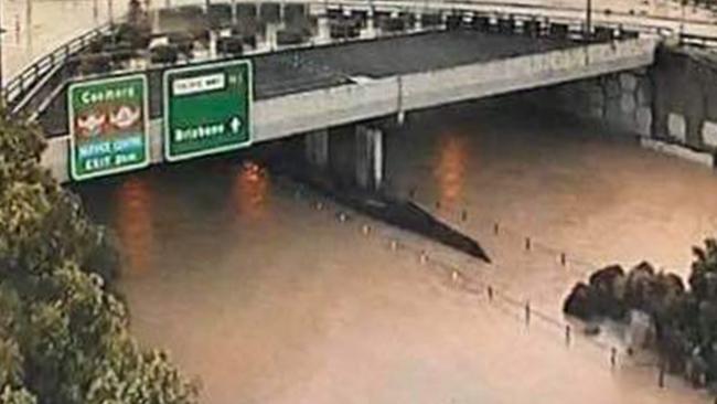 The M1 at Helensvale is flooded. Photo: Rhiannon Elizabeth Irons @Ahlephia