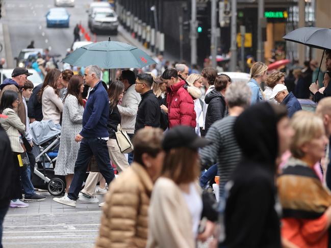 SYDNEY, AUSTRALIA - NewsWire Photos DECEMBER 17, 2022: Christmas crowds are braving some rain to get their shopping done in the city today. Picture: NCA NewsWire / David Swift